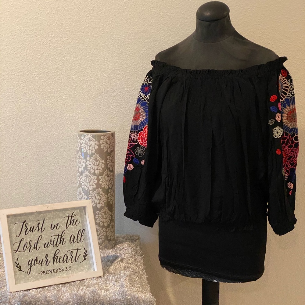 Solitaire Off-shoulder blouse